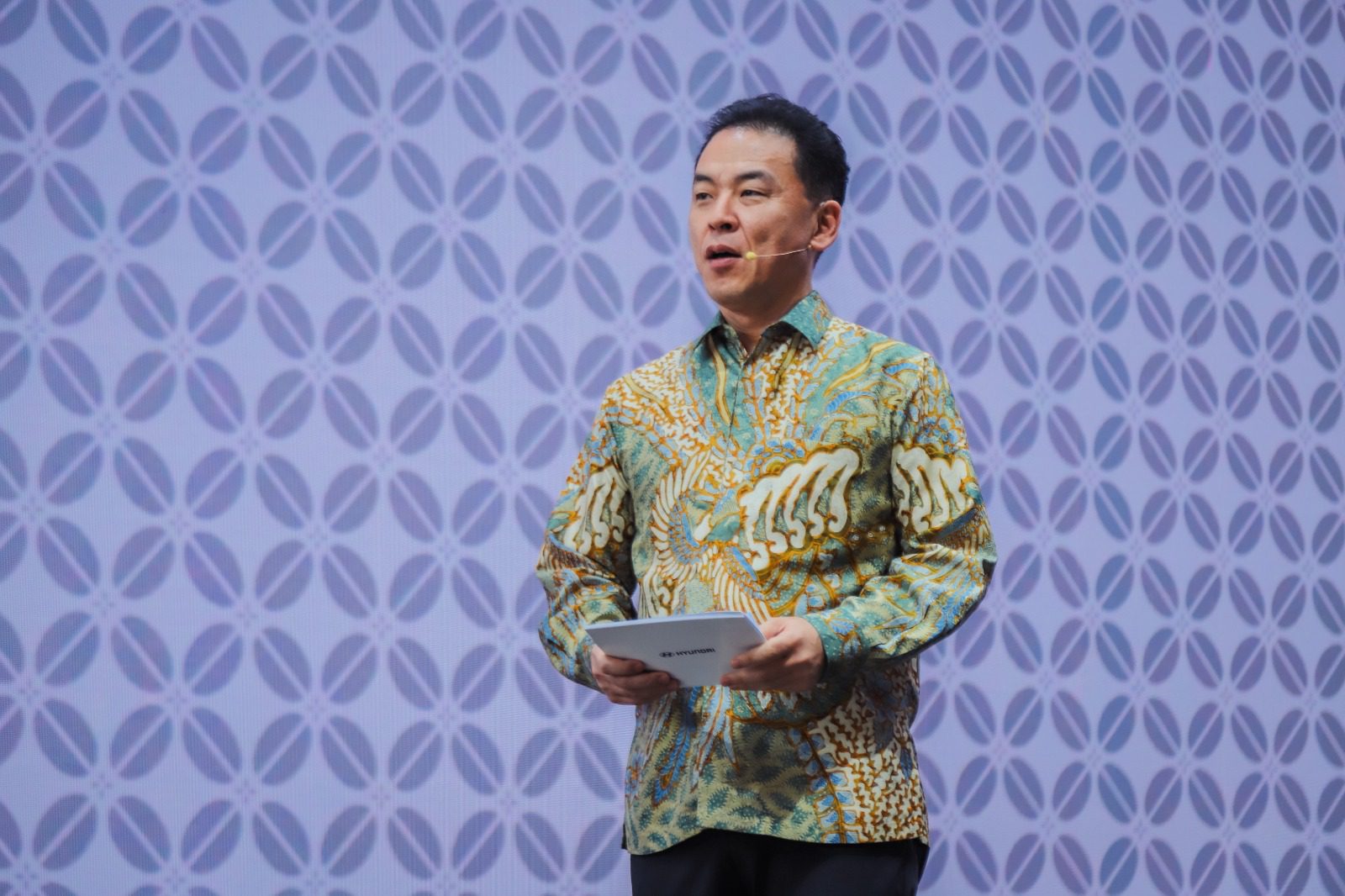 Woojune Cha, President Director Hyundai Motors Indonesia dalam Peluncuran Hyundai IONIQ 5 Indonesian Batik.