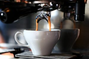 Terkutuklah Pelanggan yang Pesan Espresso, tapi Dituang ke Tumbler yang Sudah Berisi Es, Susu, bahkan Gula Aren!