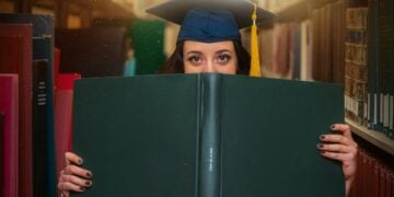Lulus Kuliah Cepat 3,5 Tahun Memang Keren, tapi Bikin Menyesal
