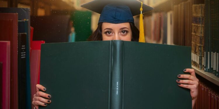 Lulus Kuliah Cepat 3,5 Tahun Memang Keren, tapi Bikin Menyesal kuliah 7 tahun