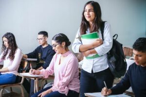 Jadi Mahasiswa Jurusan Sosiologi Nggak Sesuram Itu, kok. Masih Ada Jurusan Filsafat yang Prospek Kerjanya Lebih Dipertanyakan
