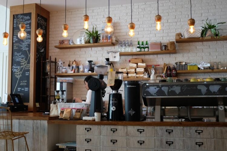 Menghitung Waktu Ideal Nongkrong di Coffee Shop jika Memesan Es Teh Seharga 15 Ribu