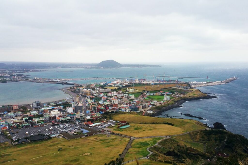 Cho Samdal dalam Drama Korea Welcome to Samdal-ri Adalah Kita yang Enggan Balik ke Kampung Halaman