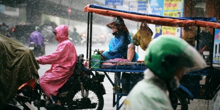 Derita Menggunakan Jas Hujan Indomaret Murahan Saat Naik Motor Mojok.co