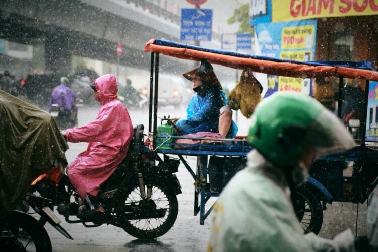 Derita Menggunakan Jas Hujan Indomaret Murahan Saat Naik Motor Mojok.co
