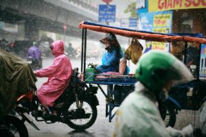 Pengendara Sepeda Motor Makhluk Paling Ribet ketika Musim Hujan