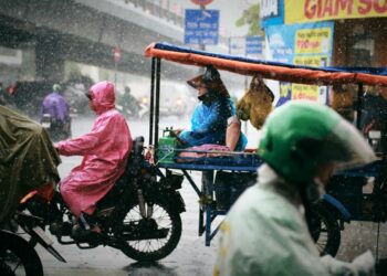 Pengendara Sepeda Motor Makhluk Paling Ribet ketika Musim Hujan Nojok.co