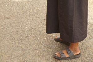 Kepada Pencuri Sandal: Masjid Itu Tempat Ibadah, Bukan Sasaran Empuk Nyolong Sandal