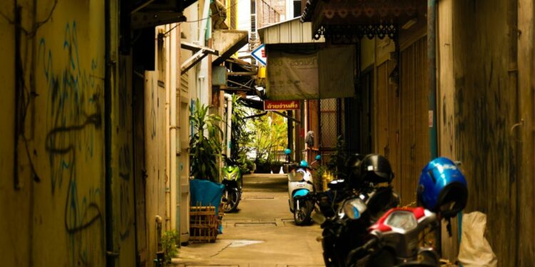 Derita Punya Rumah di Gang Sempit: Tidak Punya Privasi, Tetangga seperti CCTV 24 Jam Mojok.co