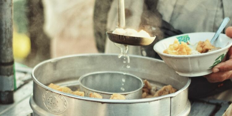 Bakso Cak Bogang: Kuliner Andalan Mahasiswa Surabaya Selatan yang Nggak Cari Cuan, tapi Cari Amal Mojok.co