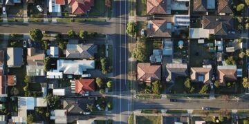 5 Jenis Tetangga Menyebalkan yang Lebih Baik Dihindari Mojok.co