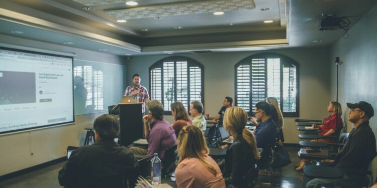 Dosen Konservatif Seharusnya Banyak Belajar dari Dosen TikTok Mojok.co