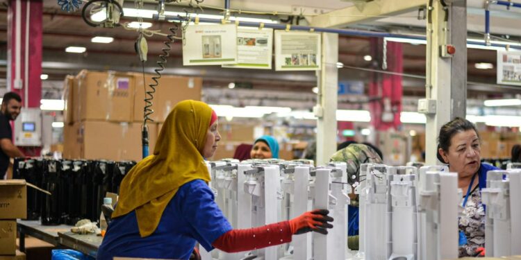 13 Istilah Dunia Kerja yang Wajib Diketahui Pekerja agar Tidak Dicurangi Perusahaan Mojok.co