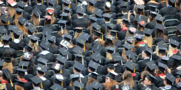 Wisuda TK Tradisi Paling Nggak Penting dan Buang Duit, Lebih Baik Dihapus Aja Mojok.co wisuda sekolah