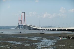 Wisata Kolong Jembatan Suramadu, Bukti Warga Surabaya yang Kurang Tempat Healing