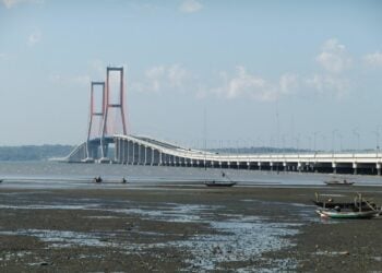 Wisata Kolong Jembatan Suramadu, Potret Warga Surabaya yang Kurang Tempat Healing Mojok.co