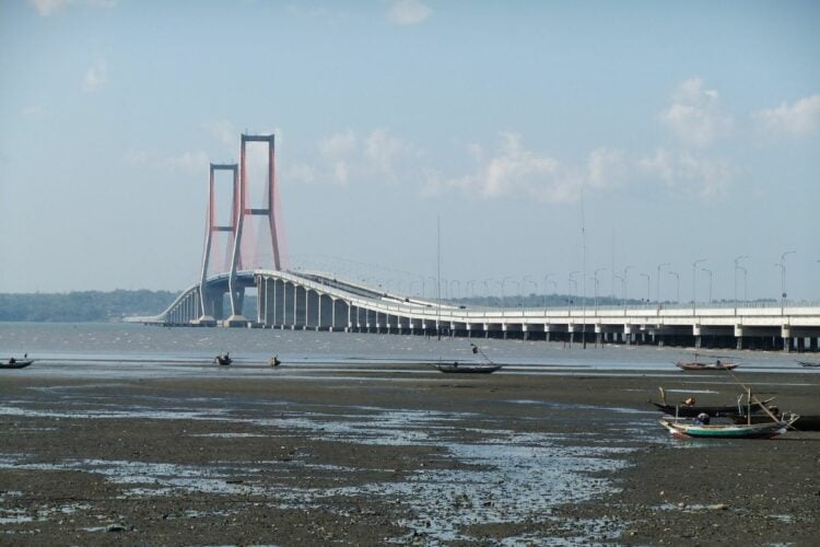 Wisata Kolong Jembatan Suramadu, Potret Warga Surabaya yang Kurang Tempat Healing Mojok.co