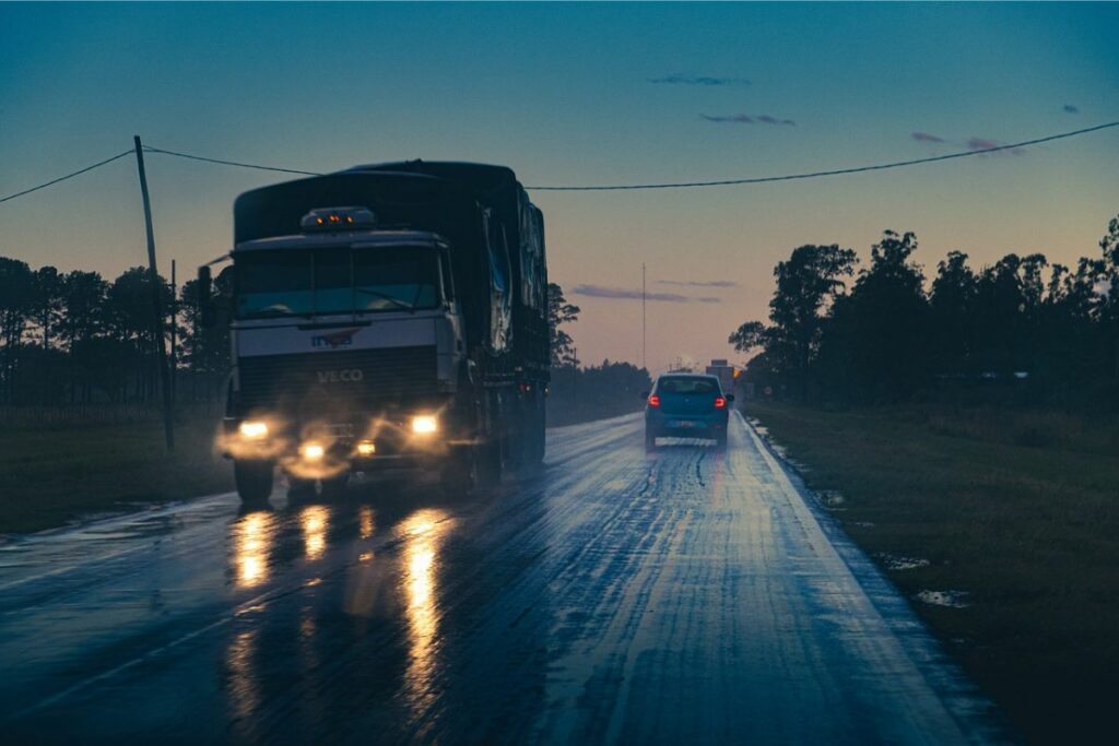 Truk Kelebihan Muatan Memang Menyebalkan, dan Sayangnya Kita Dipaksa Memakluminya