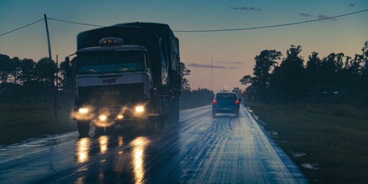 Truk Kelebihan Muatan Memang Menyebalkan, dan Sayangnya Kita Dipaksa Memakluminya truk odol