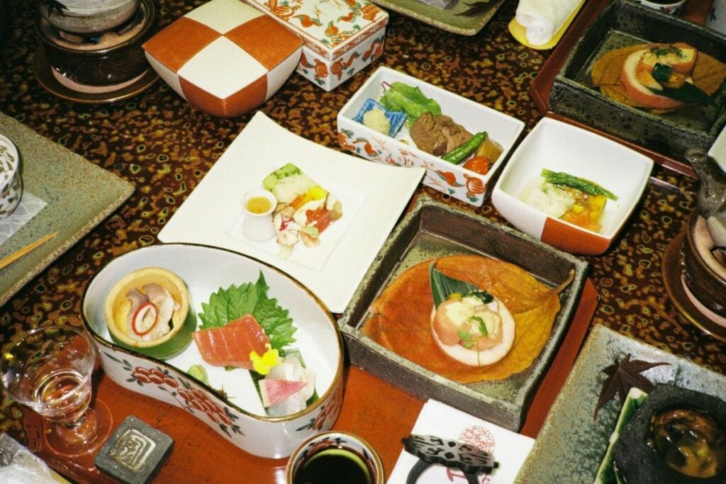 Gokana, Resto Jepang Kembaran HokBen yang Nggak Recommended Mojok.co