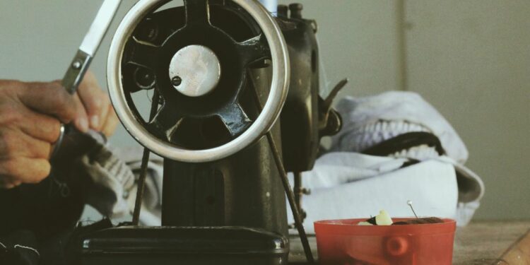 Derita Jadi Penjahit, Sepi Pesanan hingga Bau Pakaian yang Menyengat Mojok.co