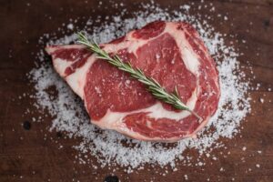Membandingkan Steak Moen-Moen dan Kampoeng Steak, Mana yang Lebih Enak? 