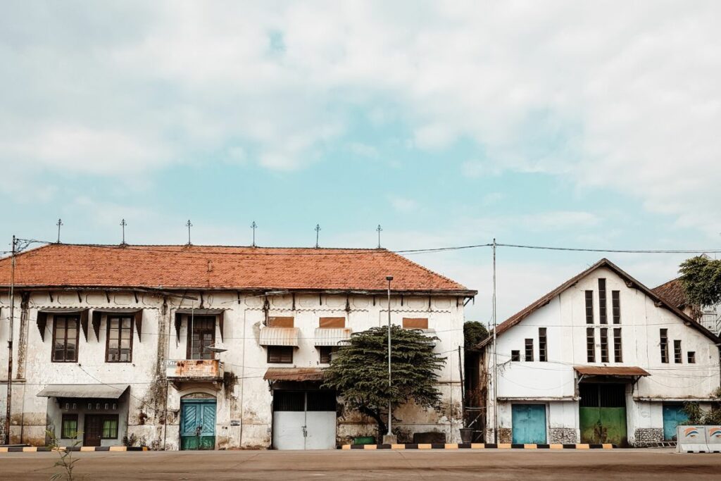 Orang Cirebon Terlalu Jawa untuk Disebut Sunda, Terlalu Sunda untuk Disebut Jawa Mojok.co