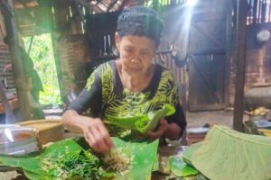 Mencicipi Pecel Pawon Mbah Minah, Kuliner Blora yang Viral karena Jualan Langsung di Dapur