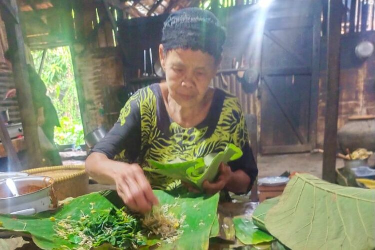 Mencicipi Pecel Pawon Mbah Minah, Kuliner Blora yang Viral karena Jualan Langsung di Dapur Mojok.co