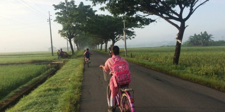 Derita Tinggal di Pelosok Bangkalan Madura, Transportasi Buruk hingga UMR Rendah Mojok.co