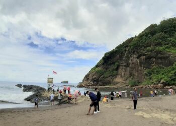 Pantai Watu Ulo Jember, Berwisata di Antara Kisah Mistis dan Tumpukan Sampah Mojok.co