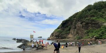 Pantai Watu Ulo Jember, Berwisata di Antara Kisah Mistis dan Tumpukan Sampah Mojok.co