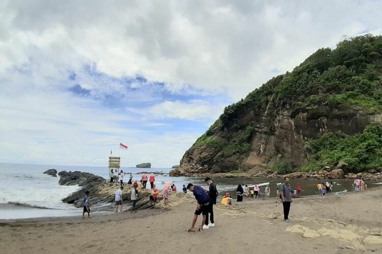 Pantai Watu Ulo Jember, Berwisata di Antara Kisah Mistis dan Tumpukan Sampah Mojok.co