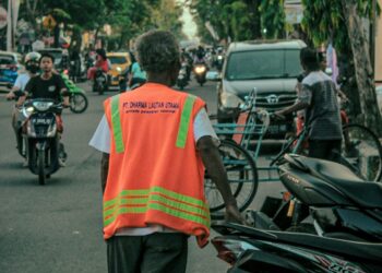 Tukang Parkir Surabaya Bikin Iri Daerah Lain, Sistemnya Canggih dan Lebih Jujur Mojok.co
