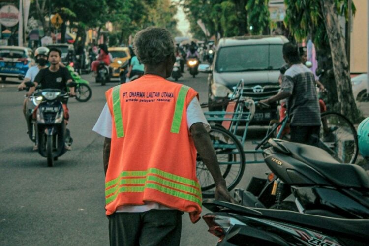 Tukang Parkir Surabaya Bikin Iri Daerah Lain, Sistemnya Canggih dan Lebih Jujur Mojok.co