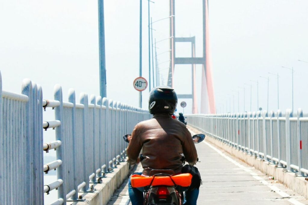 Jembatan Suramadu Pusat Segala Pelanggaran Lalu Lintas, Pantas Banyak yang Kapok Melewatinya Mojok.co