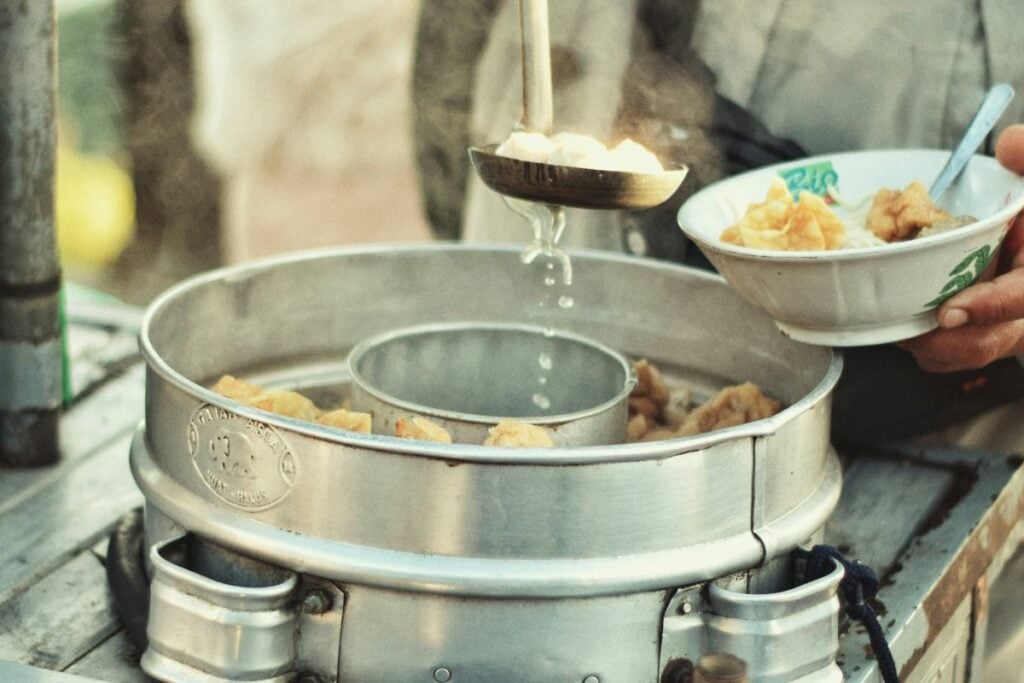 Bakso Kasar Cak Ri, Kuliner Unik di Kota Kediri yang Mampu Menyatukan Proletar dan Borjuis