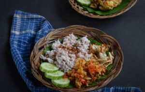 Dari Sekian Banyaknya Menu Makanan, Kenapa Ayam Geprek Selalu Jadi Pilihan Akhir Mahasiswa?