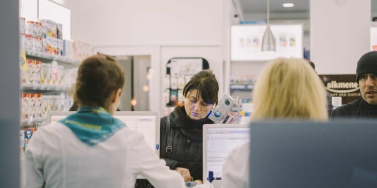 Aturan Tidak Tertulis Apotek, Sebaiknya Pelanggan Tahu supaya Tidak Merepotkan Apoteker Mojok.co jogja