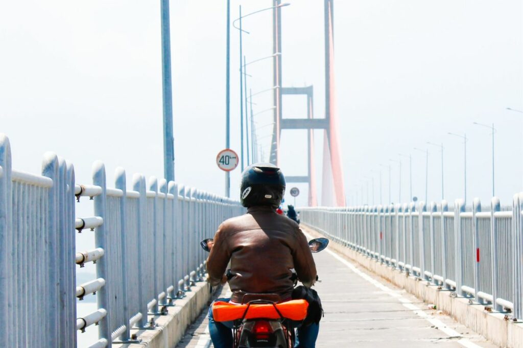 Orang Madura Bukannya Nggak Paham Aturan, tapi Jalur Motor Jembatan Suramadu Terlalu Sempit hingga Terpaksa Menggunakan Jalur Mobil Mojok.co