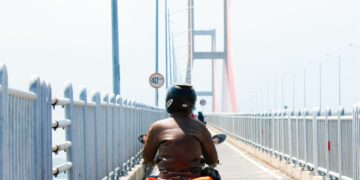 Orang Madura Bukannya Nggak Paham Aturan, tapi Jalur Motor Jembatan Suramadu Terlalu Sempit hingga Terpaksa Menggunakan Jalur Mobil Mojok.co