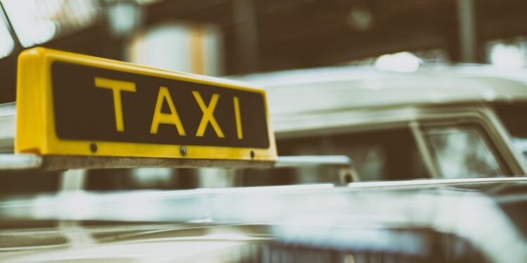 Taksi Bandara Laku karena Penumpang Tak Punya Opsi Lain, Beda Cerita kalau Punya, Dilirik Saja Tidak