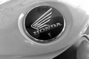 Honda Supra 100: Motor Irit yang Bikin Kalian Otomatis Jadi (Terlihat seperti) Pria Baik-baik