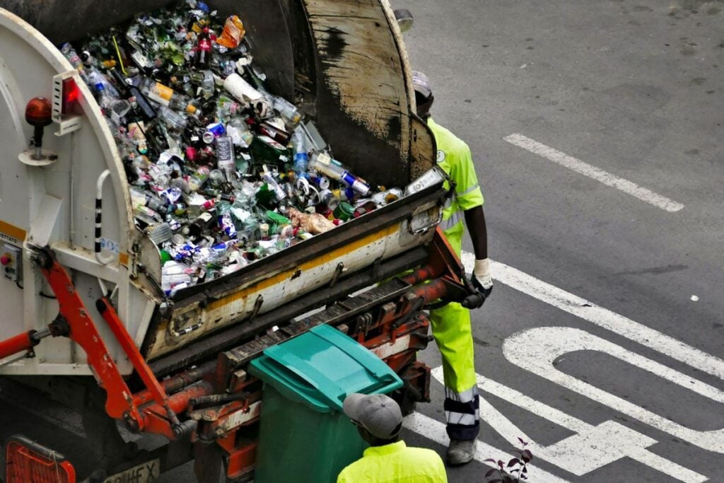 Derita Tinggal Dekat Tempat Pembuangan Sampah, Harus Siap dengan Bau Menyengat dan Lalat Mojok.co