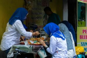 Warung Tenda Biru, Kuliner Sekitar UM Penyelamat Mahasiswa yang Nggak Mampu Jajan di Kantin Kampus