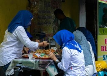 Warung Tenda Biru, Kuliner Sekitar UM Penyelamat Mahasiswa yang Nggak Mampu Jajan di Kantin Kampus Mojok.co
