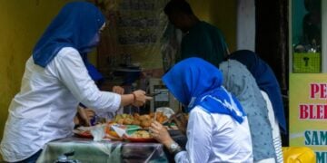 Warung Tenda Biru, Kuliner Sekitar UM Penyelamat Mahasiswa yang Nggak Mampu Jajan di Kantin Kampus Mojok.co