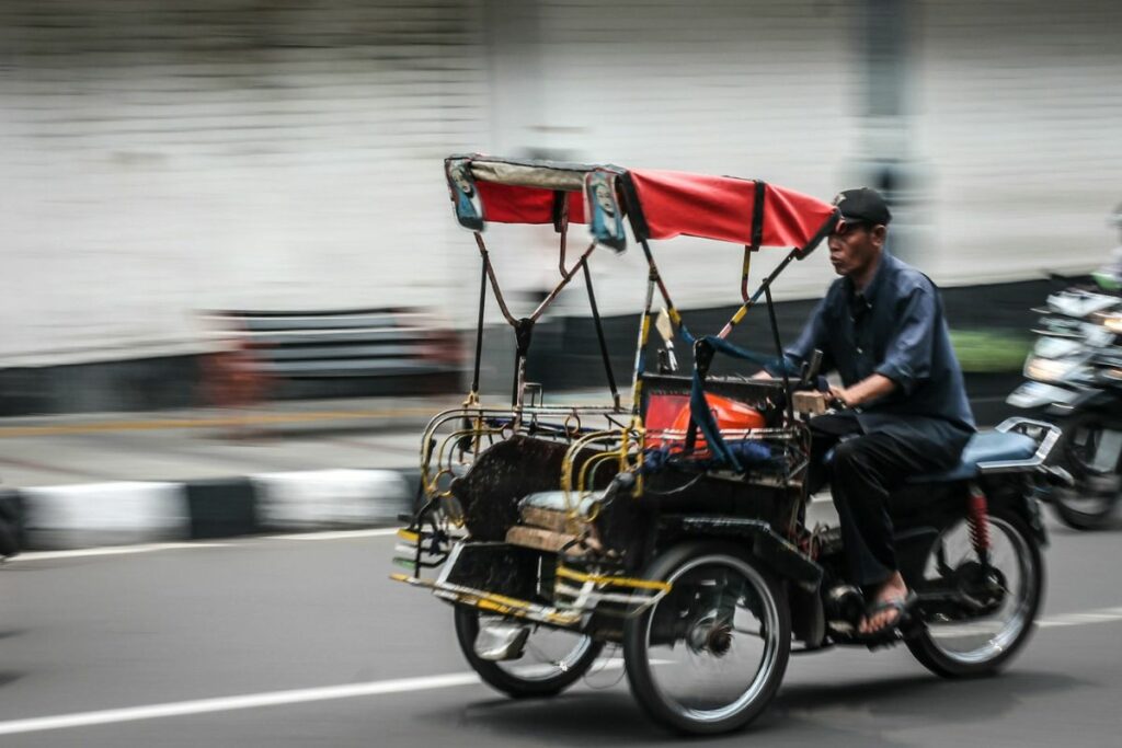 Saya Kapok Naik Becak Motor dari Stasiun Surabaya Pasarturi, Tarifnya Setara Naik Taksi Mojok.co