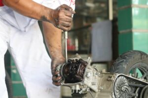 Punya Tetangga Bengkel Motor Nikmat Sekaligus Menyedihkan