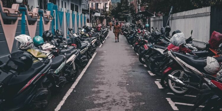 Parkir Sesuai Jenis dan Warna Motor Memang Kelihatan Estetis, tapi Sebenarnya Bikin Repot